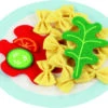 Hape Nudeln Mit Teller Und Besteck | Spiele-Pasta-Set | Goki | 51513 1 Hape Nudeln Mit Teller Und Besteck | Spiele-Pasta-Set | Goki | 51513 -Holzspielzeug-Peitz 51513 pasta nudeln