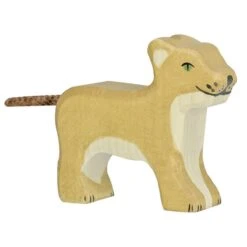 Löwe, Löwin, Löwenbaby | 3-teiliges Tiere Set | Arche Spielfiguren | Holztiger | HT-Set-80139+80140+80141 -Holzspielzeug-Peitz 80141 afrika loewe kind stehend arche spielfigur1