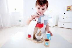 Hape Kinder-Kaffeemaschine 6-teilig | Spielküchen-Zubehör -Holzspielzeug-Peitz E3146 My Coffee Machine with child 2