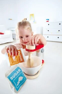 Hape Kinder-Mixer-Set 4-teilig | Kinder-Küchen-Zubehör -Holzspielzeug-Peitz E3147 Whip it up Mixer with child 1