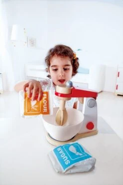 Hape Kinder-Mixer-Set 4-teilig | Kinder-Küchen-Zubehör -Holzspielzeug-Peitz E3147 Whip it up Mixer with child 2