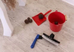 10-teiliges Kinder-Putzset Für Pferde | Eimer Befüllt Mit Striegel, Hufpick, Kehrschaufel, DIY-Pferdeäpfeln -Holzspielzeug-Peitz IMG 2492