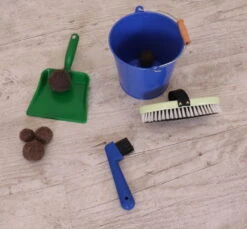 10-teiliges Kinder-Putzset Für Pferde | Eimer Befüllt Mit Striegel, Hufpick, Kehrschaufel, DIY-Pferdeäpfeln -Holzspielzeug-Peitz IMG 2498
