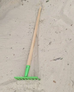 Kinderrechen Mit Holzstiel | Metall-Harke | Kinder-Gartengerät OM 304001 -Holzspielzeug-Peitz Kinderrechen 304001