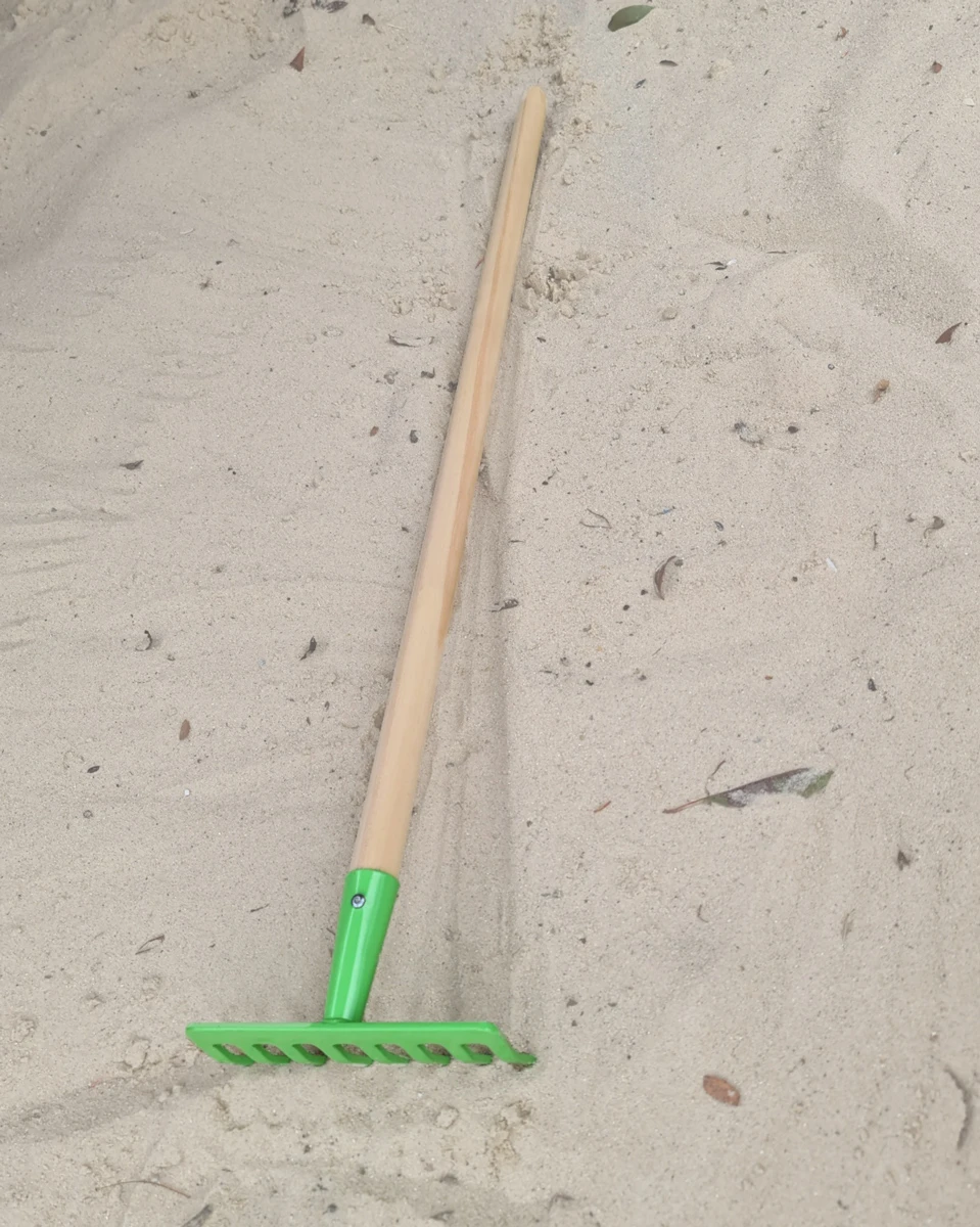 Kindergrubber Mit Holzstiel | Metall-Dreizack Harke | Kinder-Gartengerät OM 303981 6 Kindergrubber Mit Holzstiel | Metall-Dreizack Harke | Kinder-Gartengerät OM 303981 – Bild 4