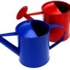 Rote & Blaue Metall-Gießkanne | Sandkasten-Spielzeug 36674 -Holzspielzeug-Peitz Sandspielzeug Metall Giesskanne 36674