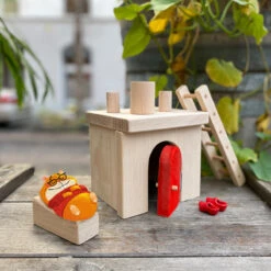 Jeppes Wichtelhaus – Mit Wichteltür | Leiter Und Bausteinen | Aus Buchen-Holz | 5080 -Holzspielzeug-Peitz jeppes wichtel haus – mit wichtel tuer schornstein